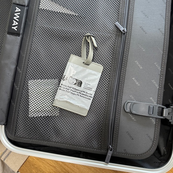 Away The Bigger Carry-On: Aluminum Edition - Brand new in box - Picture 7 of 12